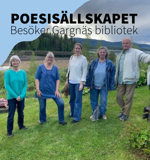 Fotografi av fem personer som står i naturen. De står på en gräsmatta och i bakgrunden syns vattnen, en älv, barrträd och berg. Människorna på bilden har vårkläder på sig, ser glada ut och ser in i kameran. I högra övre hörnet syns en målad våg i ljusblått. Text i bild: Poesisällskapet besöker Gargnäs bibliotek