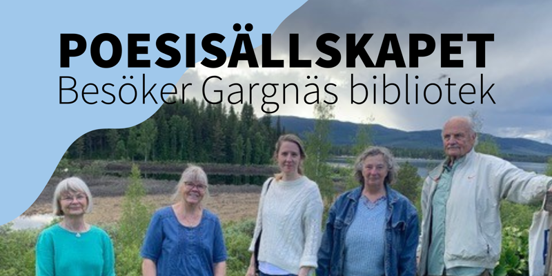 Fotografi av fem personer som står i naturen. De står på en gräsmatta och i bakgrunden syns vattnen, en älv, barrträd och berg. Människorna på bilden har vårkläder på sig, ser glada ut och ser in i kameran. I högra övre hörnet syns en målad våg i ljusblått. Text i bild: Poesisällskapet besöker Gargnäs bibliotek