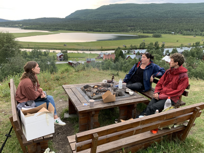 Moa Olsson, Simon Grundström och Sofia Johansson på potatisbacken i Ammarnäs vid sitt möte med kommunchef Christer Normark.