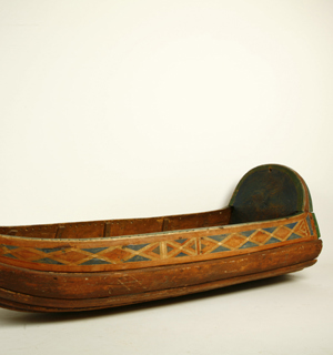 Fotografi av en akkja med dekorerad övre kant.