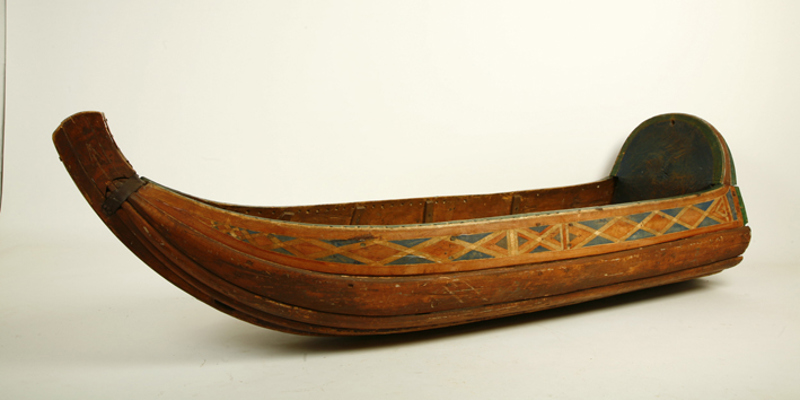 Fotografi av en akkja med dekorerad övre kant.