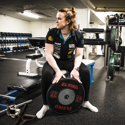 Elin Janeheim sitter på gymmet