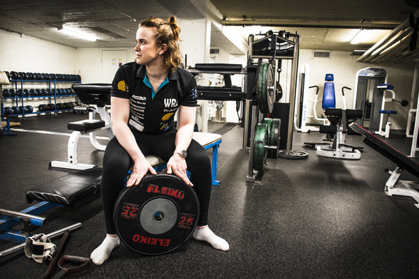 Elin Janeheim sitter på gymmet