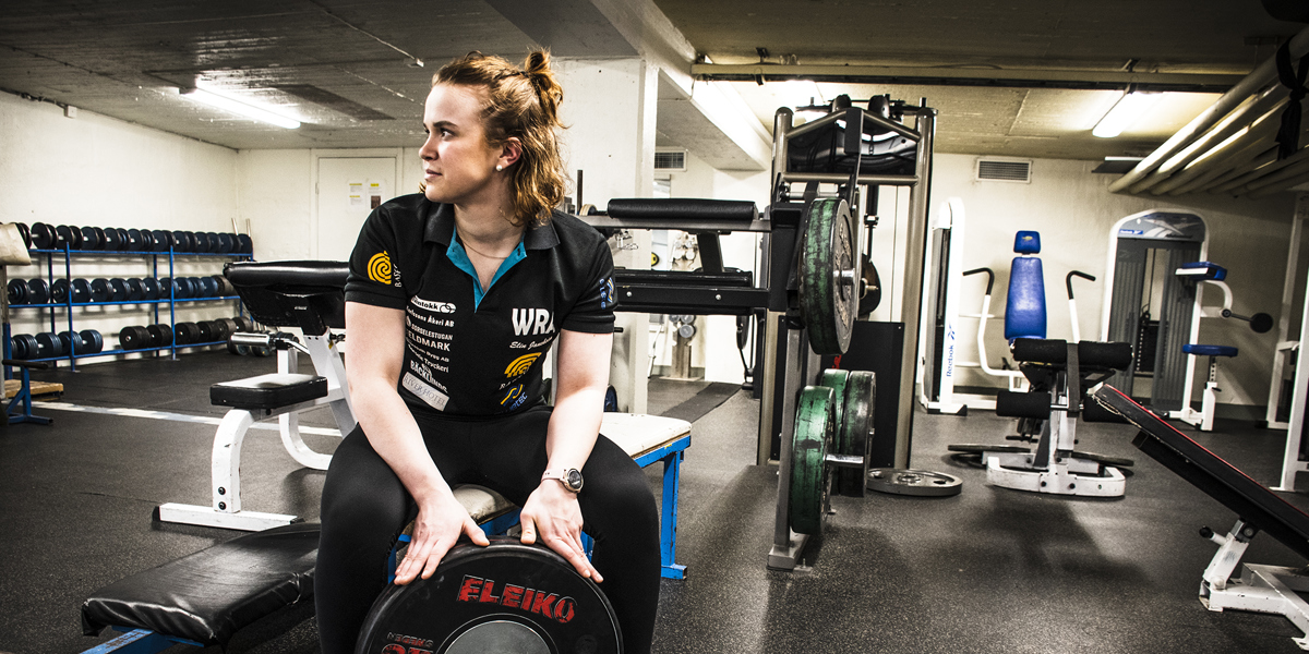 Elin Janeheim sitter på gymmet