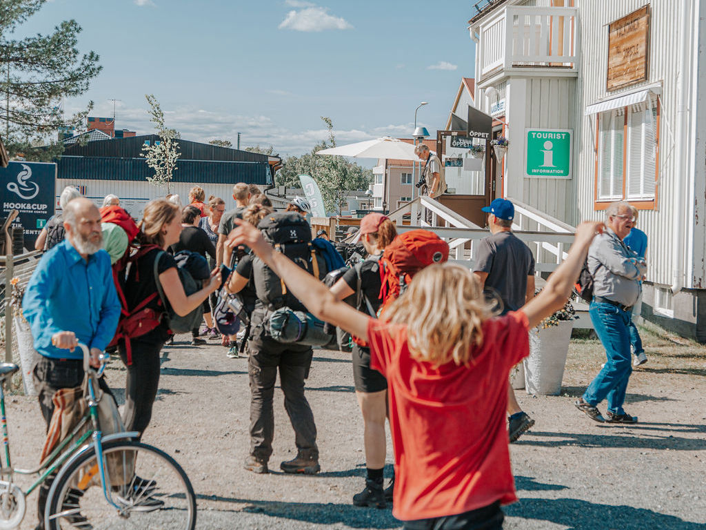 Folksamling utanför järnvägsstationen