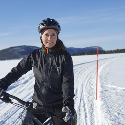 Porträtt på Johanna i vintrig miljö