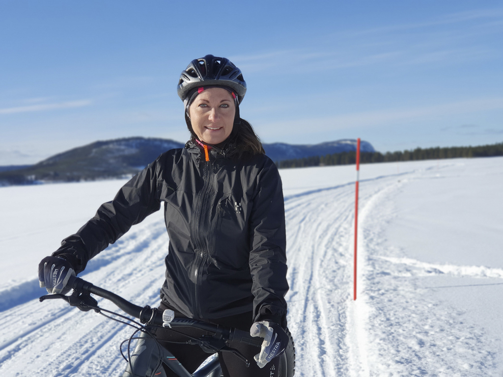 Porträtt på Johanna i vintrig miljö