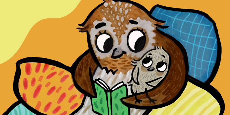 Illustration. En stor uggla och en liten uggla sitter tillsammans bland kuddar och läser en bok tillsammans som den stora ugglan håller i. Den lilla ugglan sitter i den stora ugglans famn. I högra övre hörnet syns en gul målad våg. 