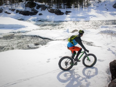 Cykeltur vid vattendrag vintertid