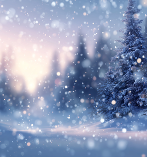 Bild av ett vinterlandskap i skymningsljus med snö och granar. Det snöar och snöflingorna syns i motljus. 