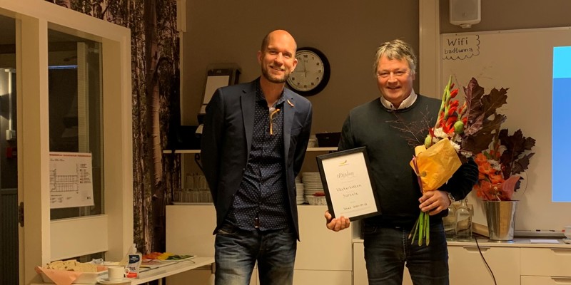 Mats Andersson och Kjell Öjeryd med blommor och diplom