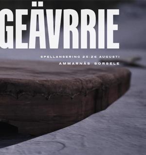 Närbild på en samisk trumma. på Bilden står texten "Geävrrie Spellansering 25-26 augusti. Ammarnäs Sorsele. 