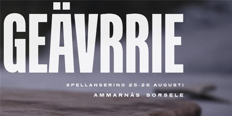 Närbild på en samisk trumma. på Bilden står texten "Geävrrie Spellansering 25-26 augusti. Ammarnäs Sorsele.