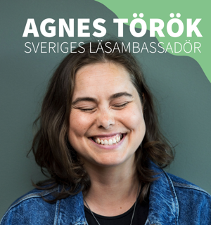 Fotografi av Agnes Török. Hen står mot en grön bakgrund och ler stort och blundar på bilden. Hen har axellångt mörkt hår och en blå skjorta på sig. I bildens högra övre hörn sysn en grön målad våg. Text i bild: Agens Török Sveriges Läsambassadör