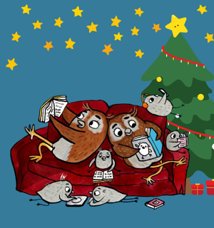 Sju illustrerade ugglor i olika storlekar och färg ligger på en soffa och läser böcker tillsammans. Några läser böcker med text, några läser böcker med bilder, några läser böcker med mobil och hörlurar. Bakom soffan syns en julgran med ett par julklappar vid foten. Överst i bild syns många stjärnor. 