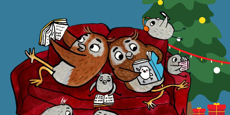 Sju illustrerade ugglor i olika storlekar och färg ligger på en soffa och läser böcker tillsammans. Några läser böcker med text, några läser böcker med bilder, några läser böcker med mobil och hörlurar. Bakom soffan syns en julgran med ett par julklappar vid foten. Överst i bild syns många stjärnor. 