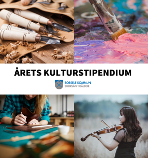Fyra olika fotografier i varje hörn, en smal vit remsa i mitten med texten "Årets kulturstipendium" och Sorsele kommuns logotyp. Bilderna föreställer: karvsnittsverktyg med fina träspån runt, en pensel mot en yta med oljefärger, en person med långt mörkt hår som spelar fiol på ett fält och en närbild på en person vars händer håller i ett redskap och skär läder mot en matta. 