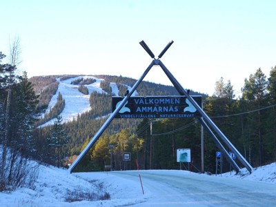 Skylten vid infarten till Ammarnäs som lyder Välkommen till Ammarnäs, Vindelfjällens naturreservat