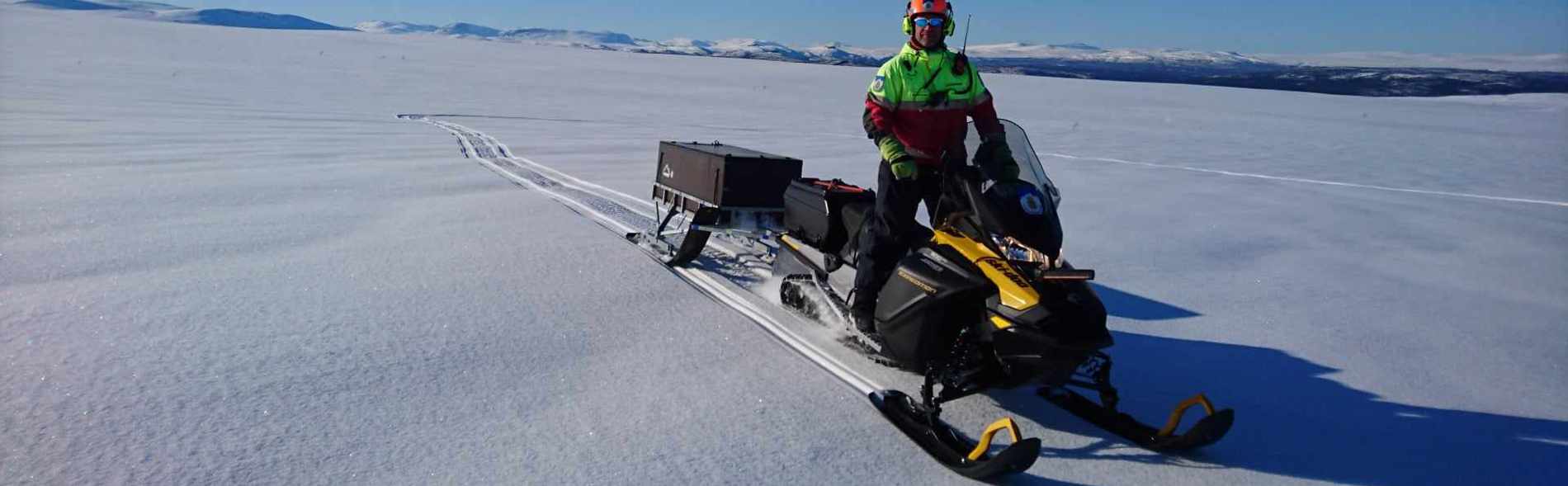 Joakim Åberg på en skoter på fjället