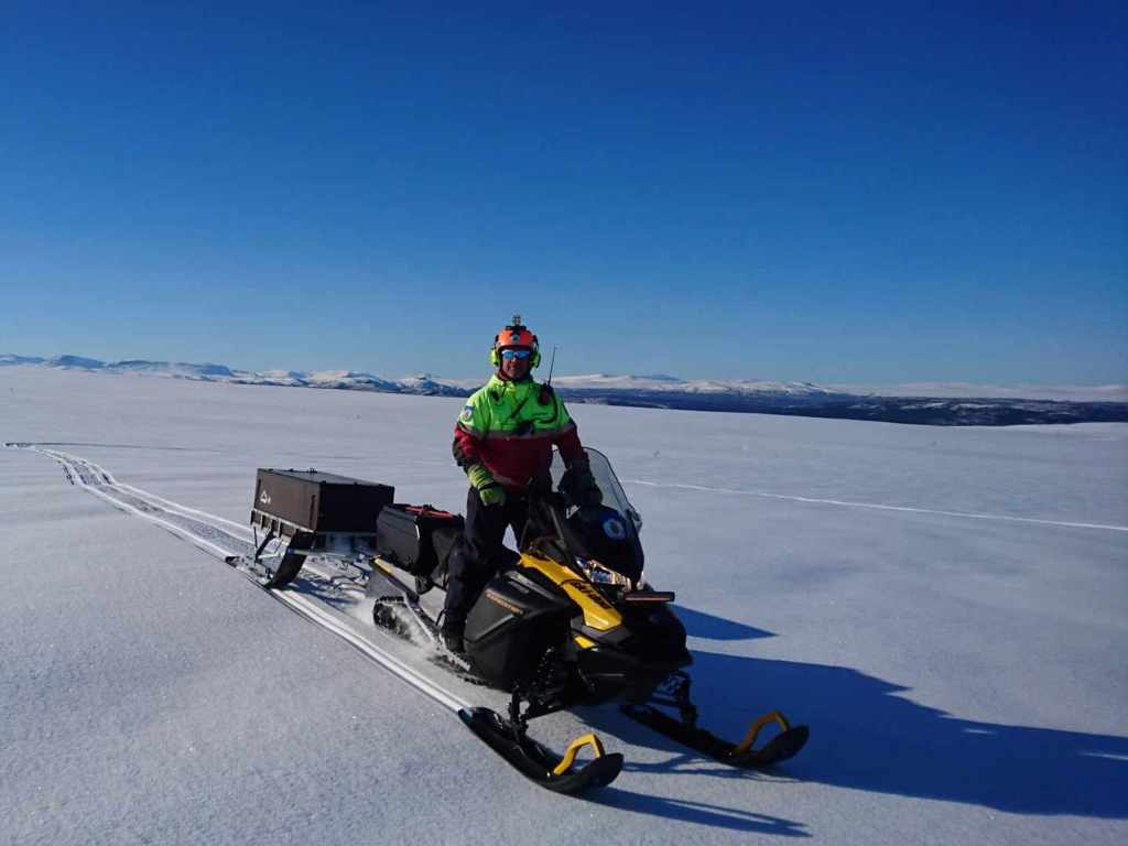 Joakim Åberg på en skoter på fjället