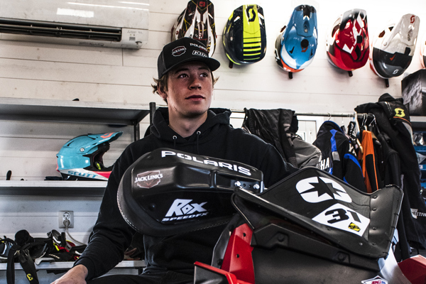 Emil Harr sitter på sin skoter. Det står POLARIS på den.