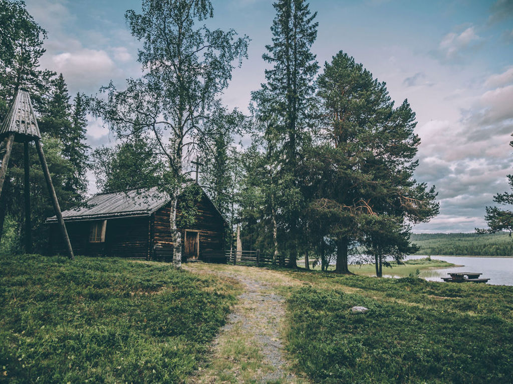 Bild på en gammal träbyggnad.