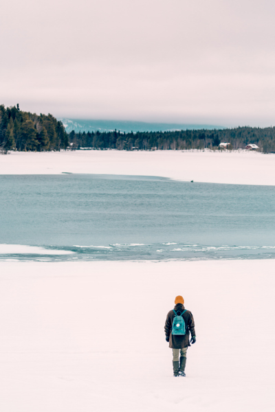 En man går på en is