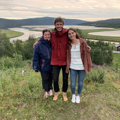 Moa Olsson, Simon Grundström och Sofia Johansson på potatisbacken i Ammarnäs.