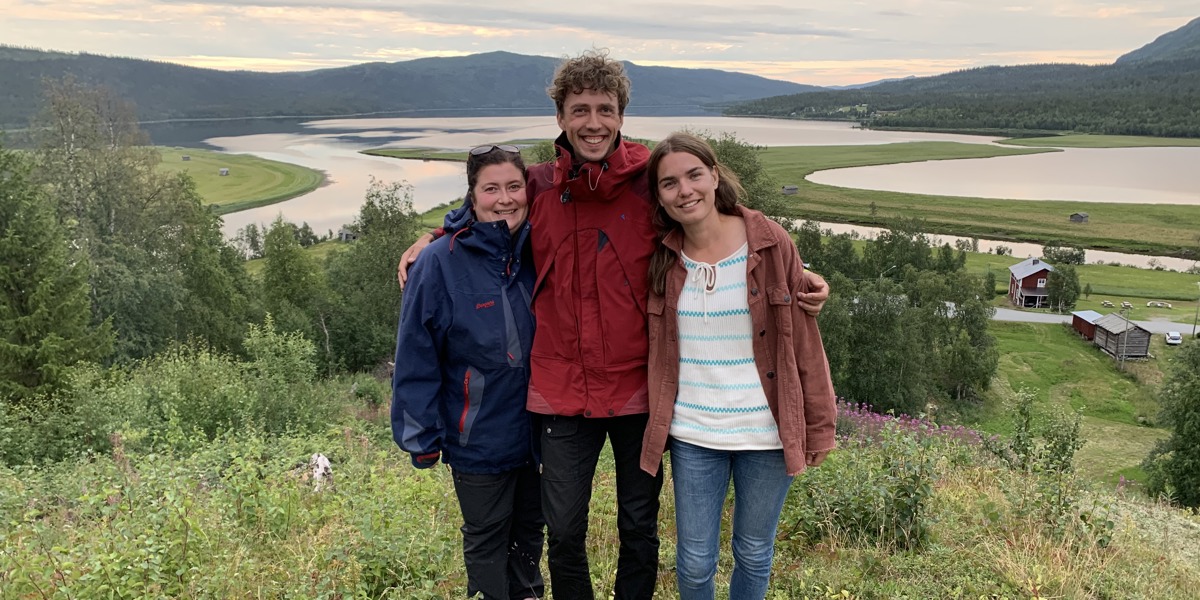 Moa Olsson, Simon Grundström och Sofia Johansson på potatisbacken i Ammarnäs.