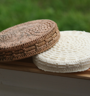 Fotografi av en kaffeost och en ostkorg som ligger på en fönsterkarm. Utanför syns en suddig gräsmatta.