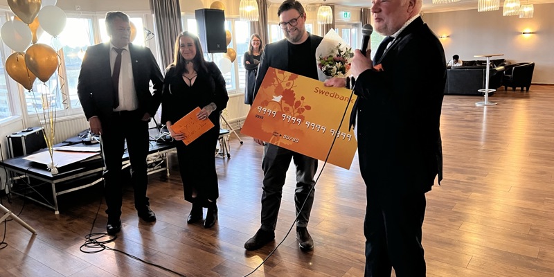 Kommunchef Mats Engman delar ut en check till Oscar Öjeryd.