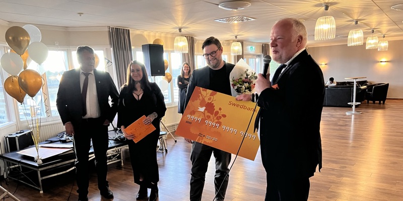 Kommunchef Mats Engman delar ut en check till Oscar Öjeryd.