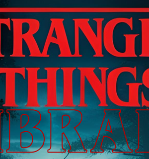 AI-genererad bild. En skymningshimmel med mörka silhuetter av trädstammar och lövverk syns. Över bilden står det med röda bokstäver "Stranger things at the Library"