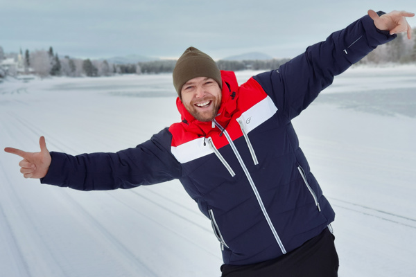 Emil Vännberg lattjar på isen